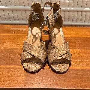 New Directions Snakeskin Tan Heels